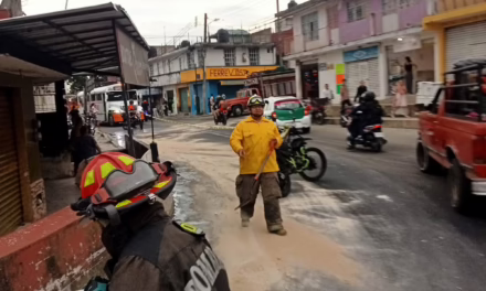 Bomberos de Xalapa atienden derrame de aceite y manteca vegetal en la colonia Carolino Anaya