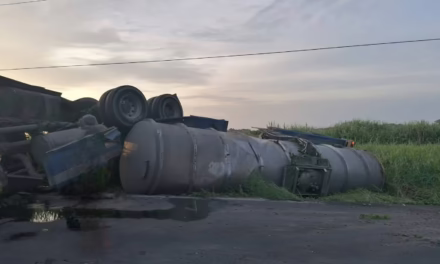 Volcadura de tráiler en la carretera Las Matas