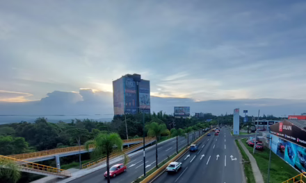 Lunes medio nublado con áreas de tormentas matutinas en región marítima, frente a costas del norte y centro, condiciones que se extenderán por la tarde y noche a regiones de montaña.