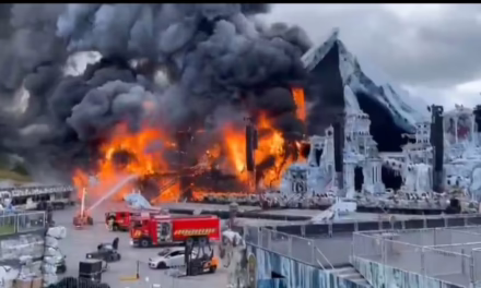 Video:Un incendio devoró la escenografía principal de Tomorrowland en Bélgica