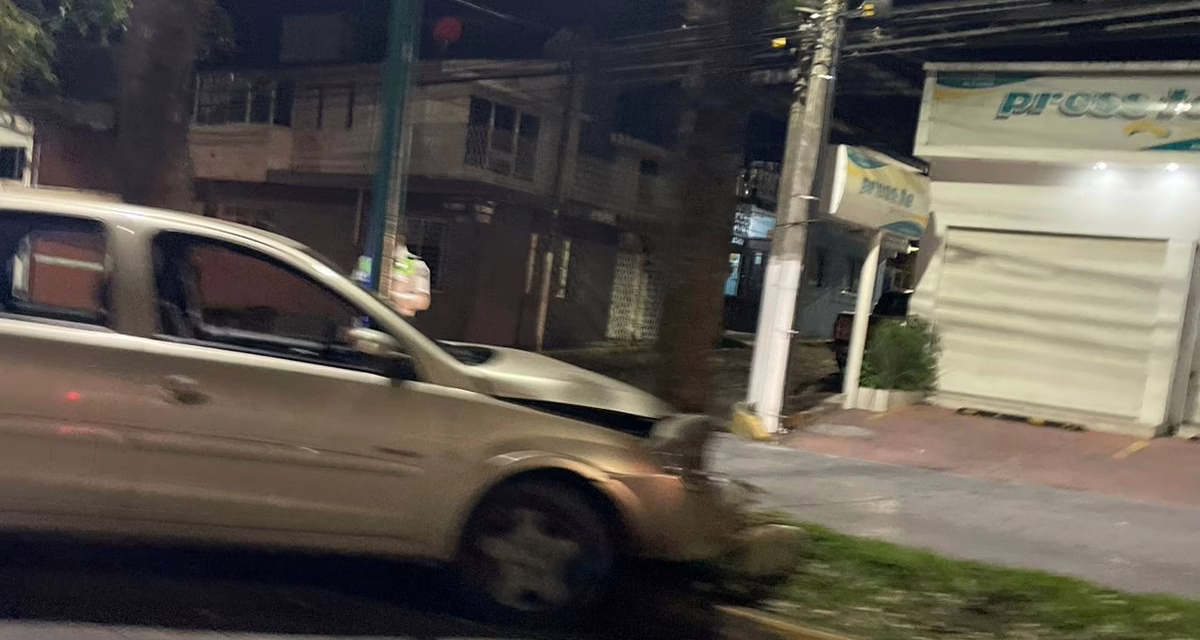 Choca y abandona vehículo en la Av. Américas