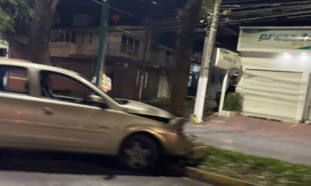 Choca y abandona vehículo en la Av. Américas