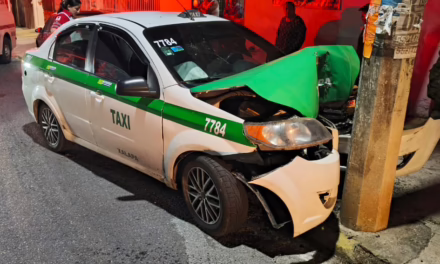 Taxista ebrio choca contra poste en Xalapa; Sale ileso, solo daños materiales