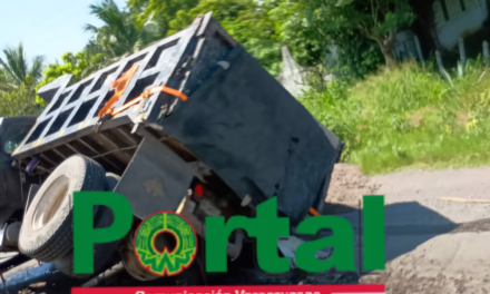 A punto de volcar camión tipo Volteo en la carretera Veracruz-Paso de Ovejas