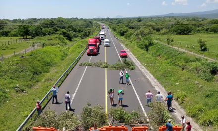 Manifestantes bloquean la carretera Cardel – Poza Rica
