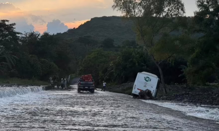 Camión de pasajeros se sale del camino en la zona de Actopan