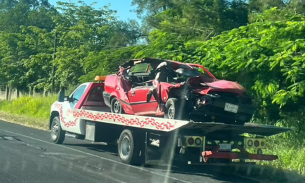 Así quedó vehículo accidentado en la carretera Xalapa-Veracruz