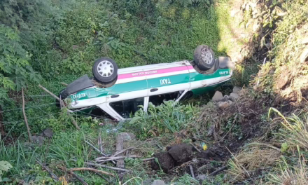 Video:Taxista de Xalapa, se pone de sombrero su vehículo en la carretera para Actopan