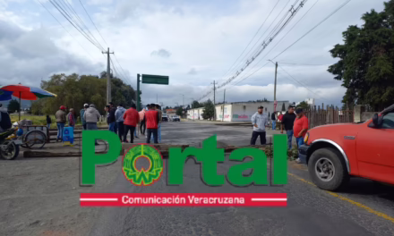 Taxistas bloquean entrada  a Perote