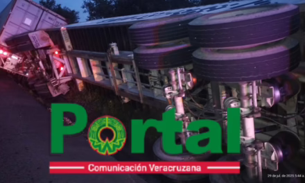 Accidente en la autopista Xalapa-Perote: Tractocamión con doble semirremolque se encuneta