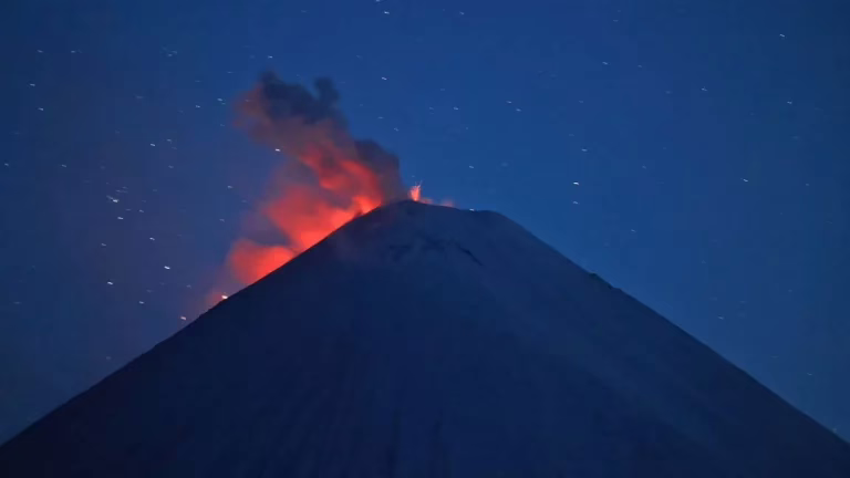 Entra en erupción el volcán Kliuchevskói en Kamchatka, Rusia