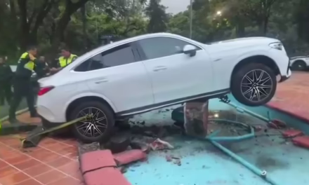 Asi quedó camioneta de lujo en parque de Polanco en la cdmx 