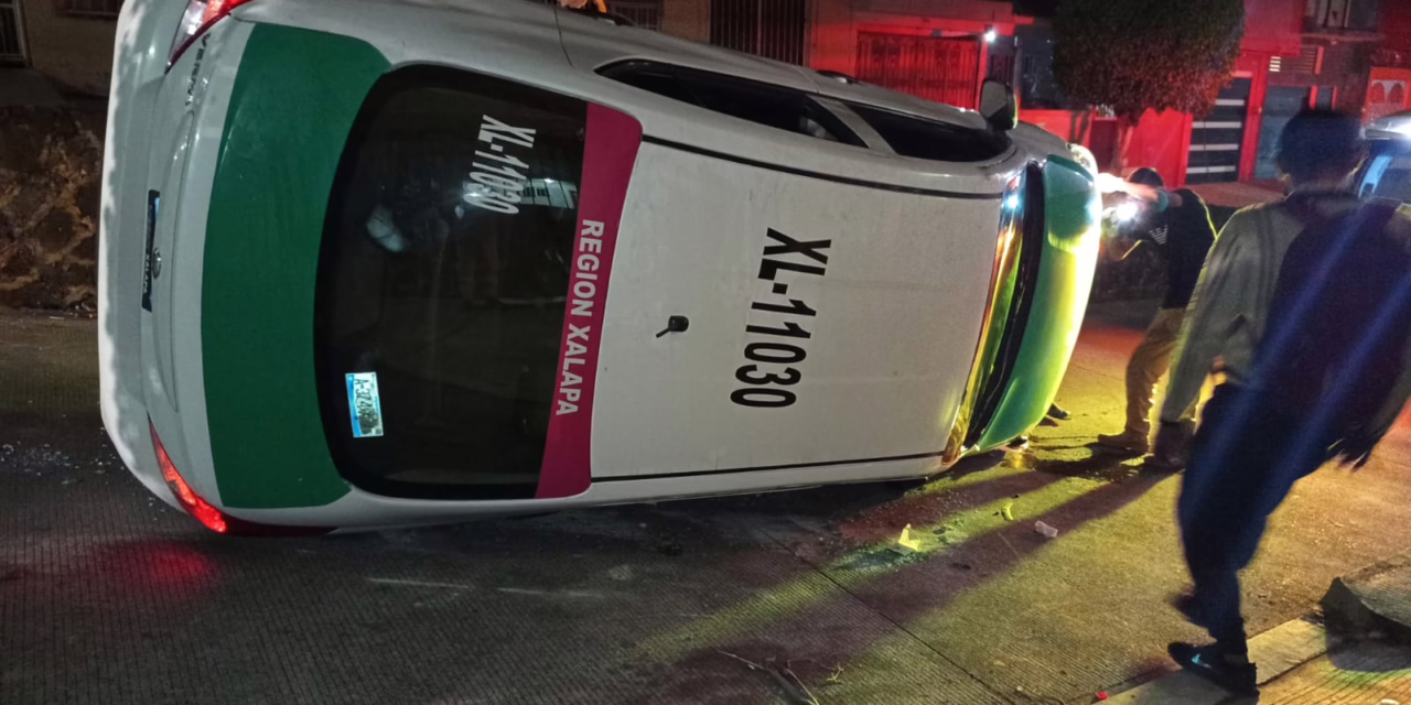 Un taxi volcó durante la madrugada en Xalapa 