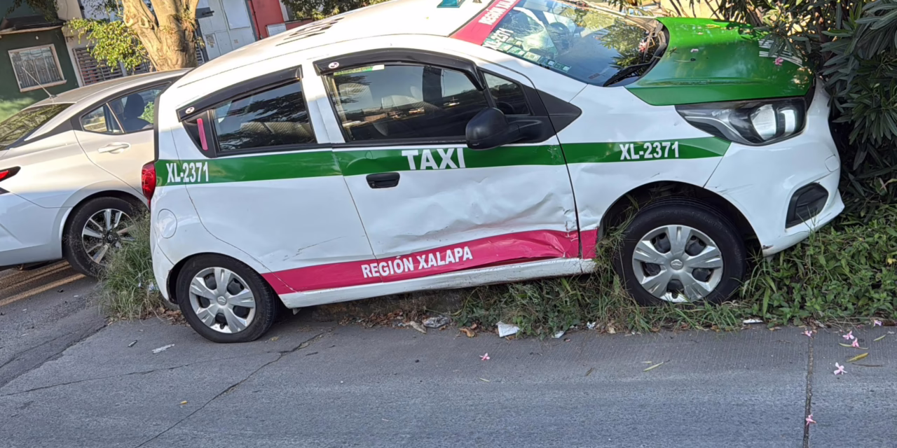 Taxi involucrado en accidente en la Colonia Rafael Lucio