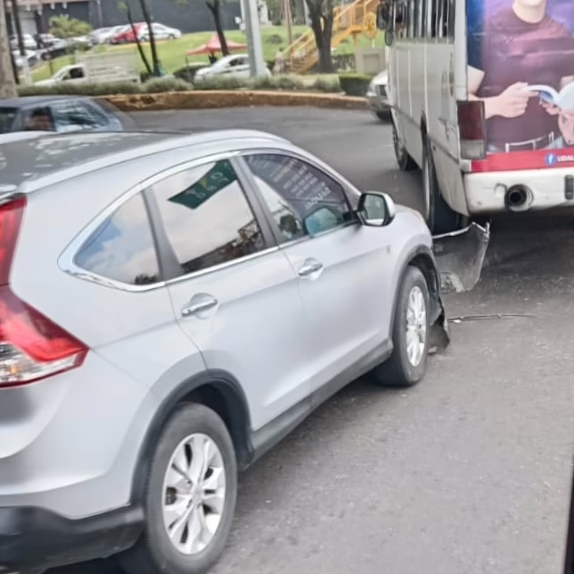Accidente de tránsito en la avenida Lázaro Cárdenas, a la altura del semáforo de Sefiplan