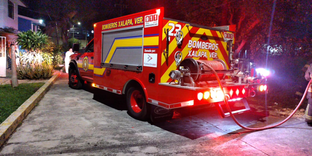 Bomberos atienden emergencia en Justino Sarmiento, Xalapa