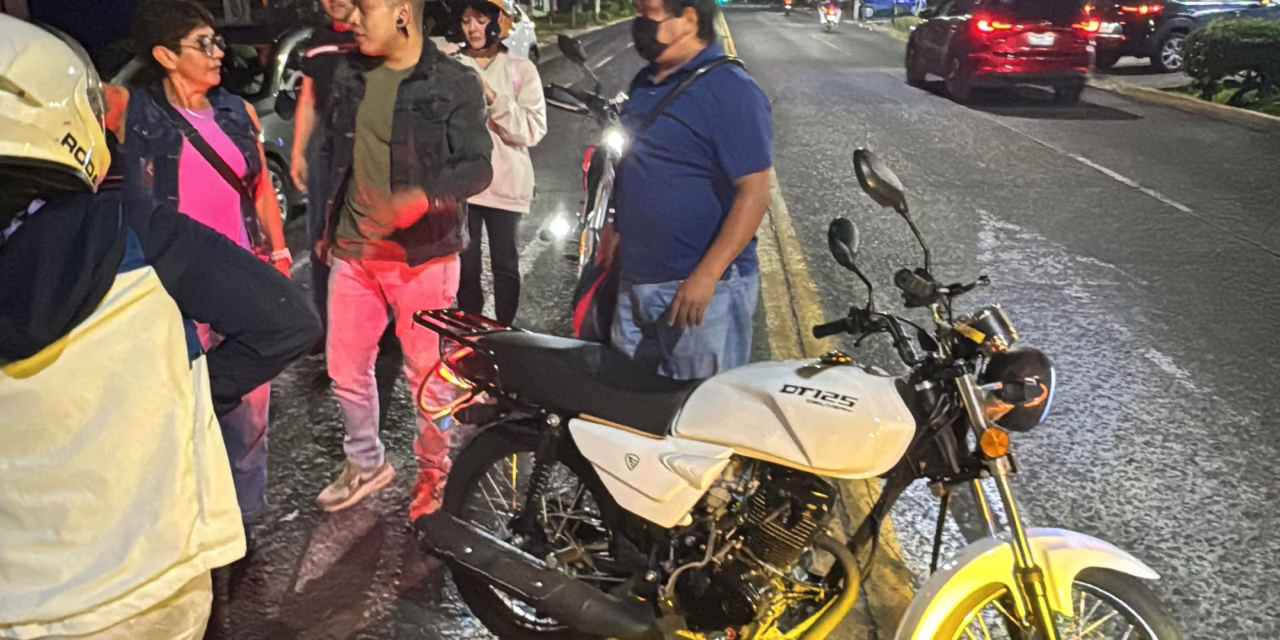 Motociclista lesionado en Manuel Ávila Camacho y Sayago