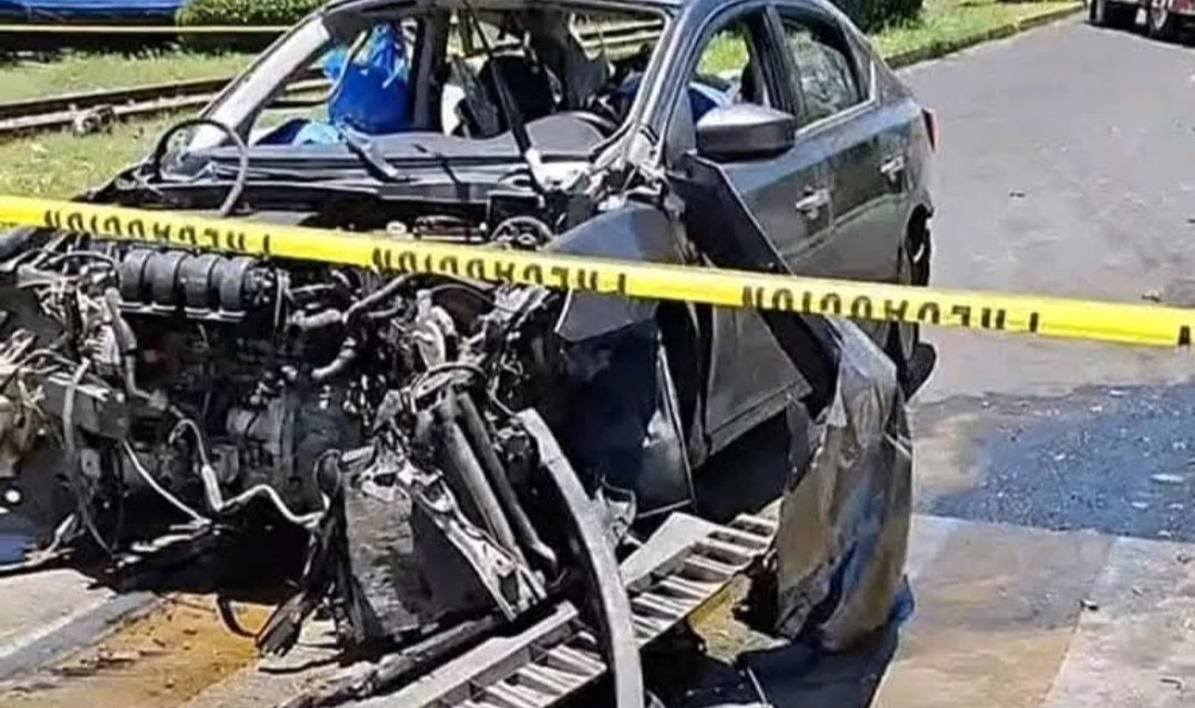 Tren impacta contra vehículos y 6 personas fallecidas