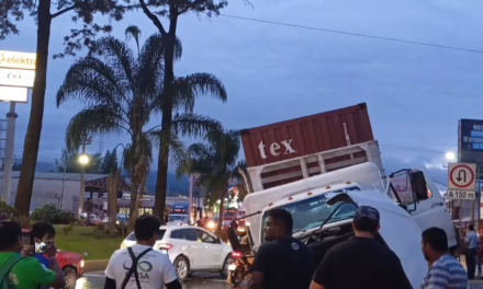 Dos lesionados en accidente en la avenida Lázaro Cárdenas, Xalapa