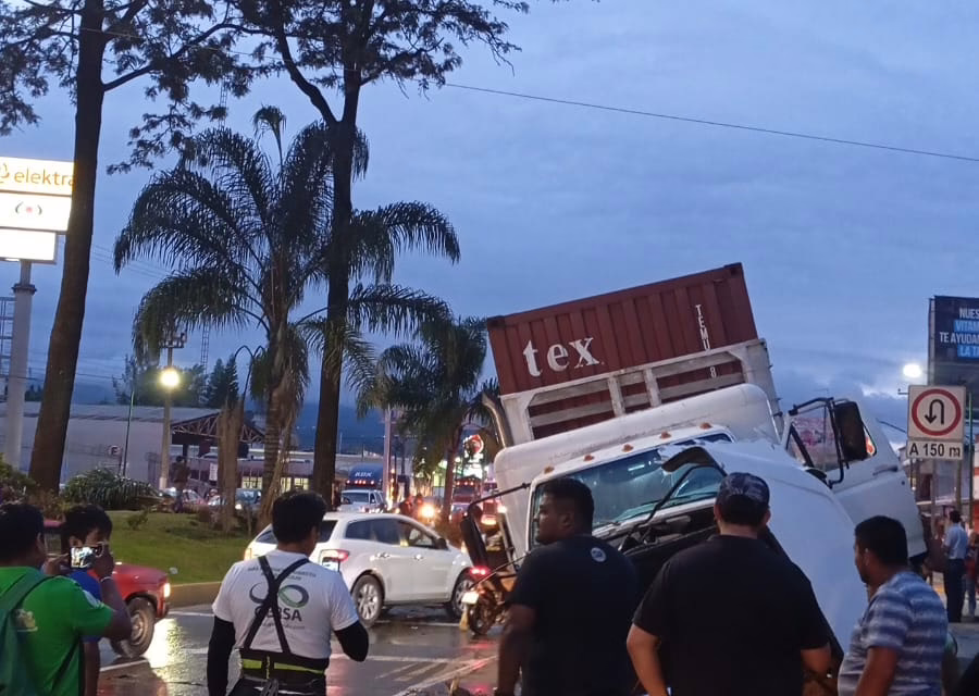 Dos lesionados en accidente en la avenida Lázaro Cárdenas, Xalapa