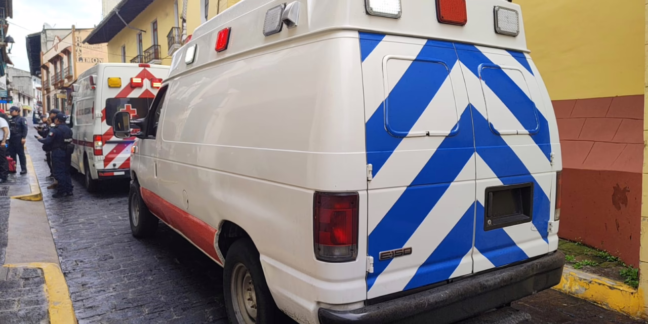 Precaución al caminar! Persona sufre caída en la calle Revolución