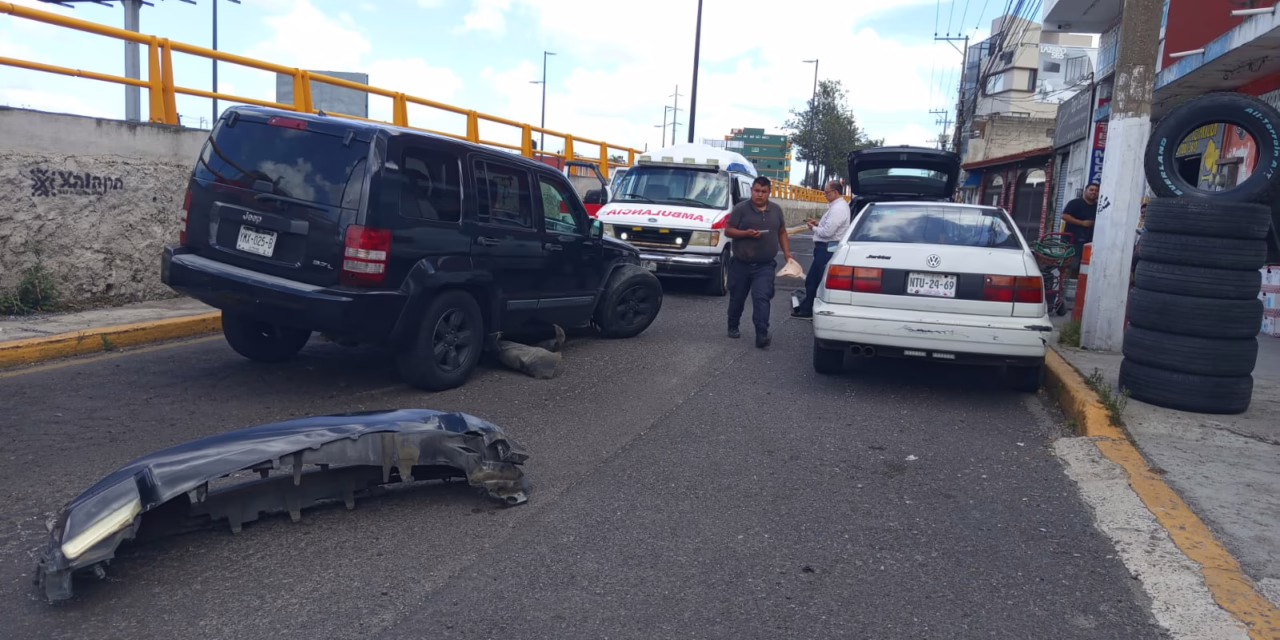 Accidente de tránsito a la altura del puente Macuiltépec, Xalapa
