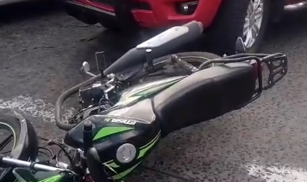 Accidente de tránsito en la intersección de la avenida Xalapa y Ávila Camacho