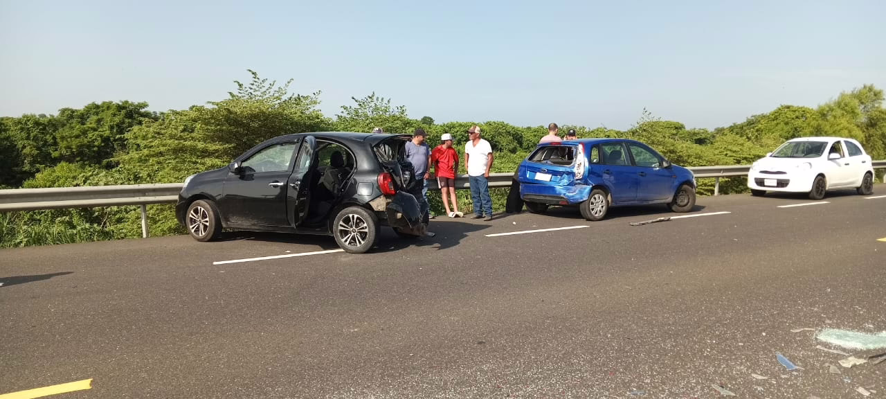 Accidente en la carretera Cardel-Poza Rica involucra a tres vehículos
