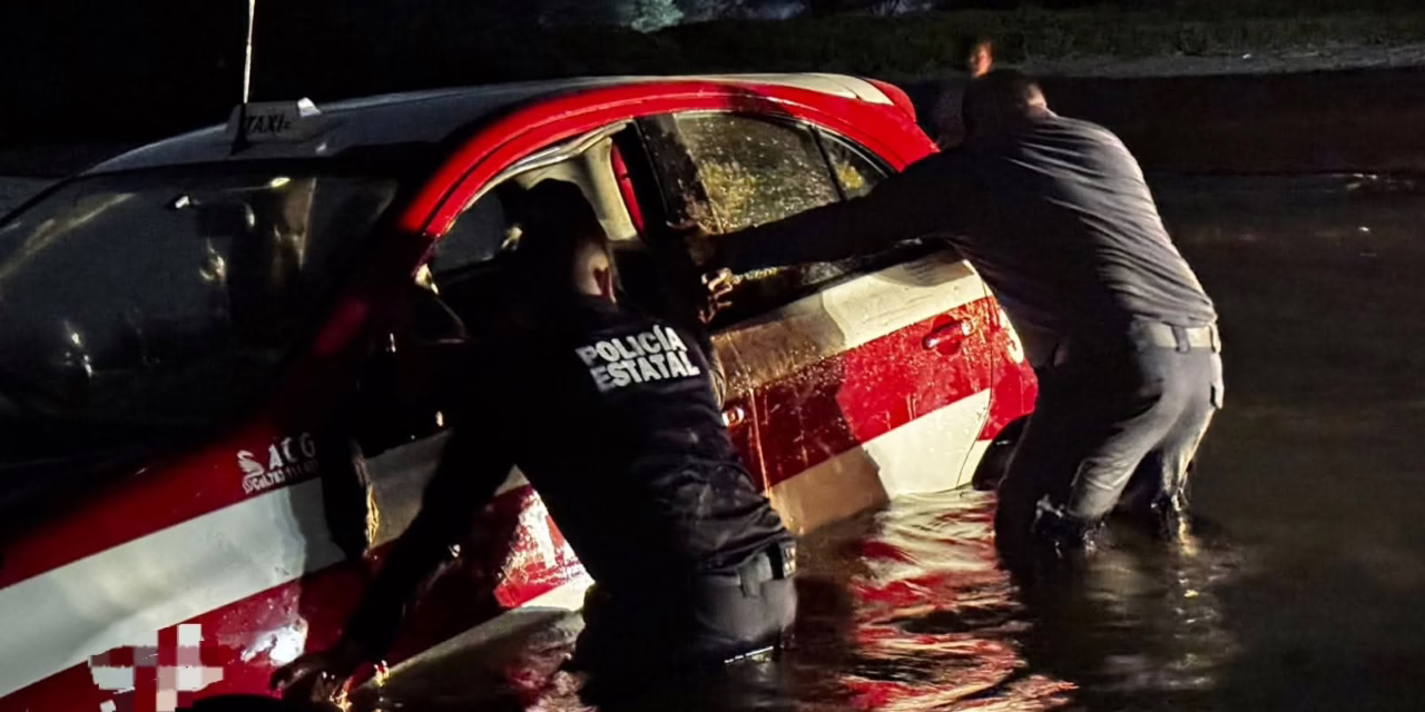 Taxi cae al mar en la ciudad de Tuxpan