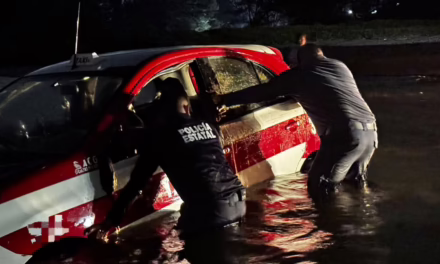 Taxi cae al mar en la ciudad de Tuxpan