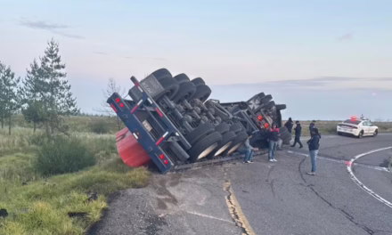 Volcadura de tráiler en el libramiento de Perote