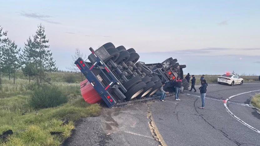 Volcadura de tráiler en el libramiento de Perote
