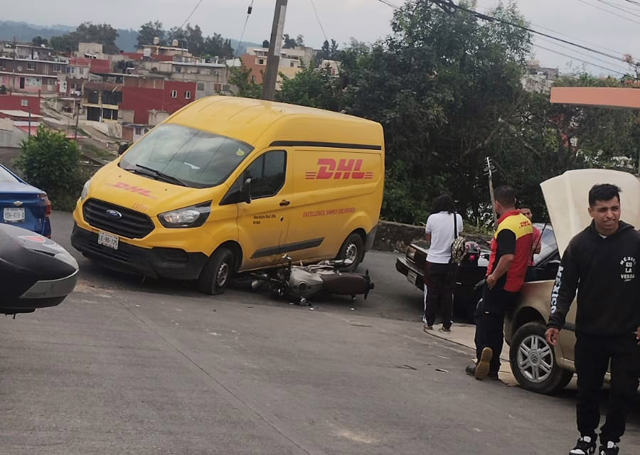 Camioneta de envíos y motocicleta involucrados en accidente en la Colonia Tabasco