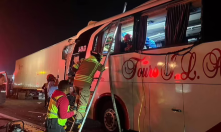 Choque entre tractocamión y autobús de pasajeros, 6 lesionados en Guanajuato