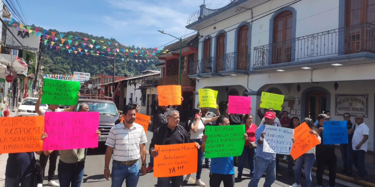 Bloquean la carretera Xalapa – Naolinco, a la altura de Jilotepec