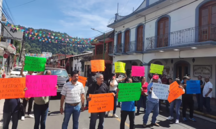 Bloquean la carretera Xalapa – Naolinco, a la altura de Jilotepec