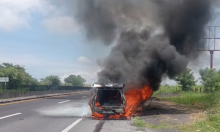 Se incendia camioneta en la autopista Veracruz – Xalapa