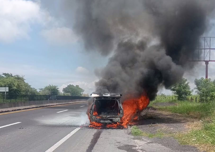 Se incendia camioneta en la autopista Veracruz – Xalapa
