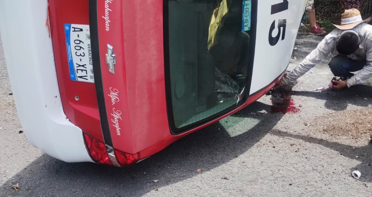 Se registra volcadura de taxi en el Municipio de Apazapan