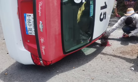 Se registra volcadura de taxi en el Municipio de Apazapan