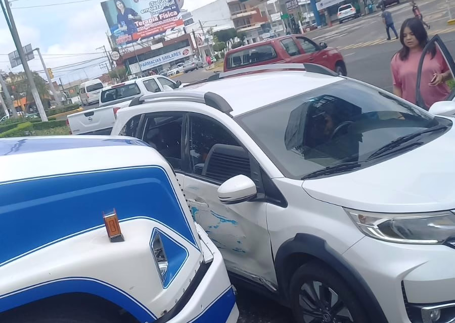 Chocan camión de pasajeros y vehículo Honda en Ávila Camacho