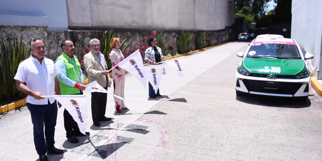 Da Alberto Islas banderazo a Turi-Taxis de Xalapa