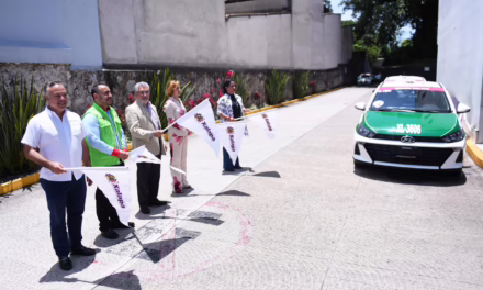 Da Alberto Islas banderazo a Turi-Taxis de Xalapa