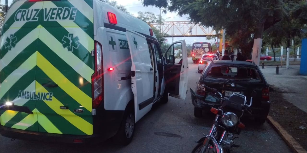 Motociclista alcoholiza se impacta contra un auto en la Avenida Arco Sur, Xalapa 