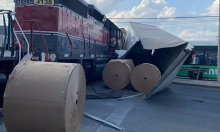 Tráiler choca contra camión urbano tras intentar ganarle el paso al tren en Escobedo