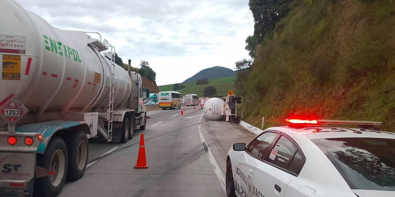 Volcadura de pipa en la autopista Puebla-México