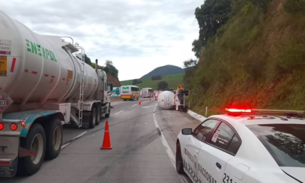 Volcadura de pipa en la autopista Puebla-México