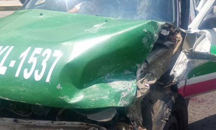 Chocan dos taxis en la carretera Xalapa-Naolinco