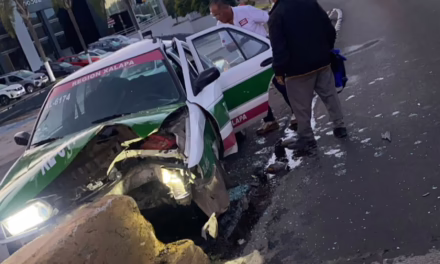 Se accidenta taxi a la altura de La Araucaria