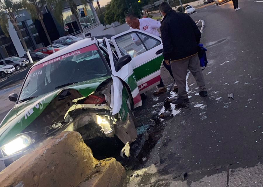 Se accidenta taxi a la altura de La Araucaria